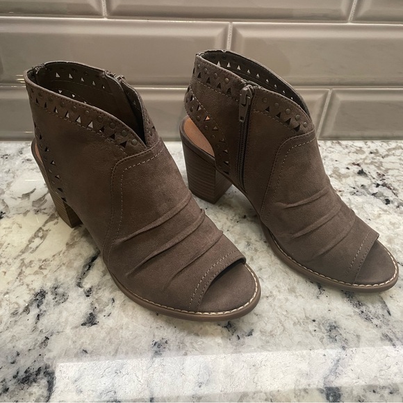 Sonoma Faux suede, zippered ankle boot with stylish cut-out design. Size 6 1/2 - Picture 2 of 11
